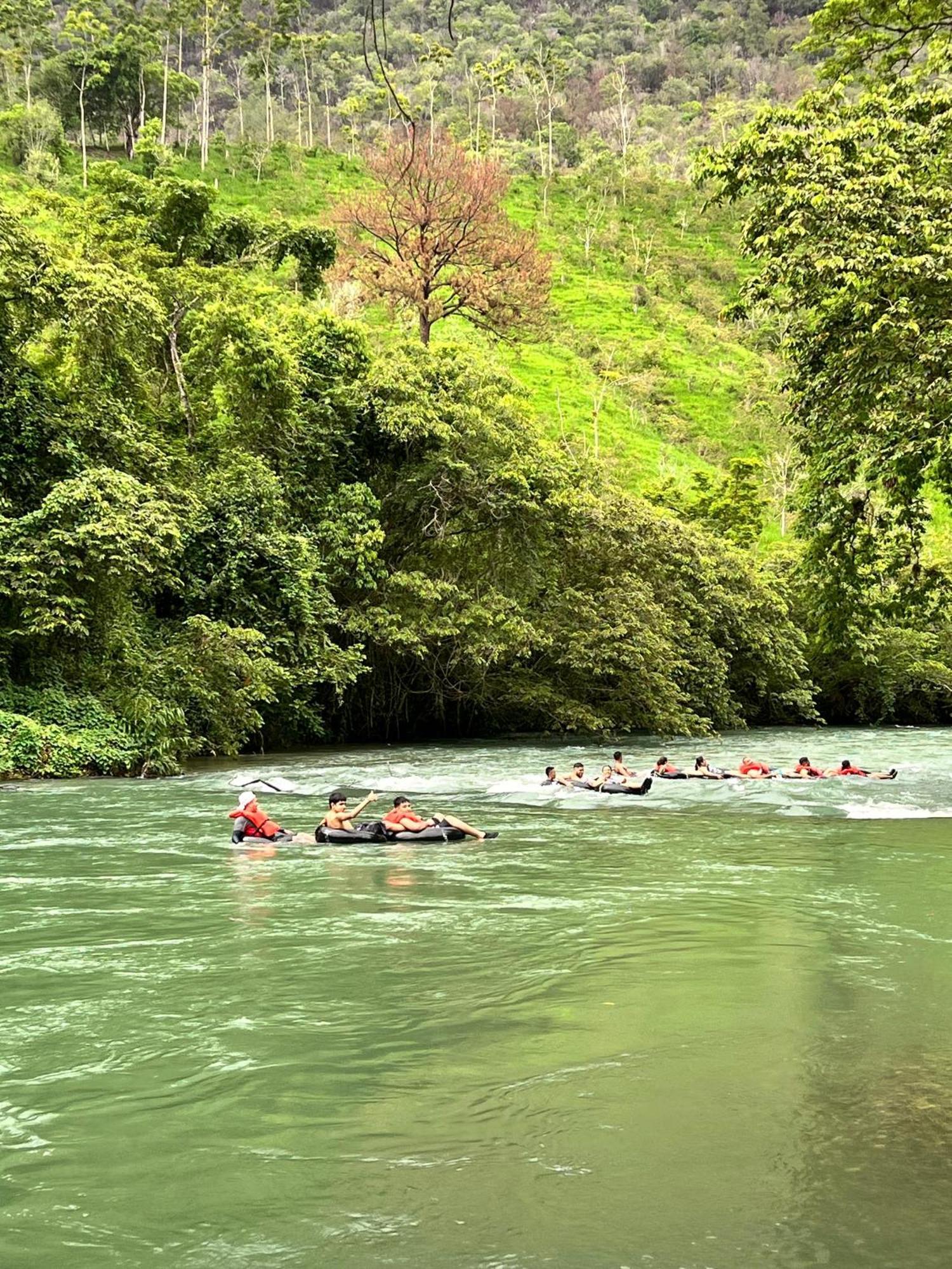 Oasis The Traveler Hostel Lanquin Ngoại thất bức ảnh
