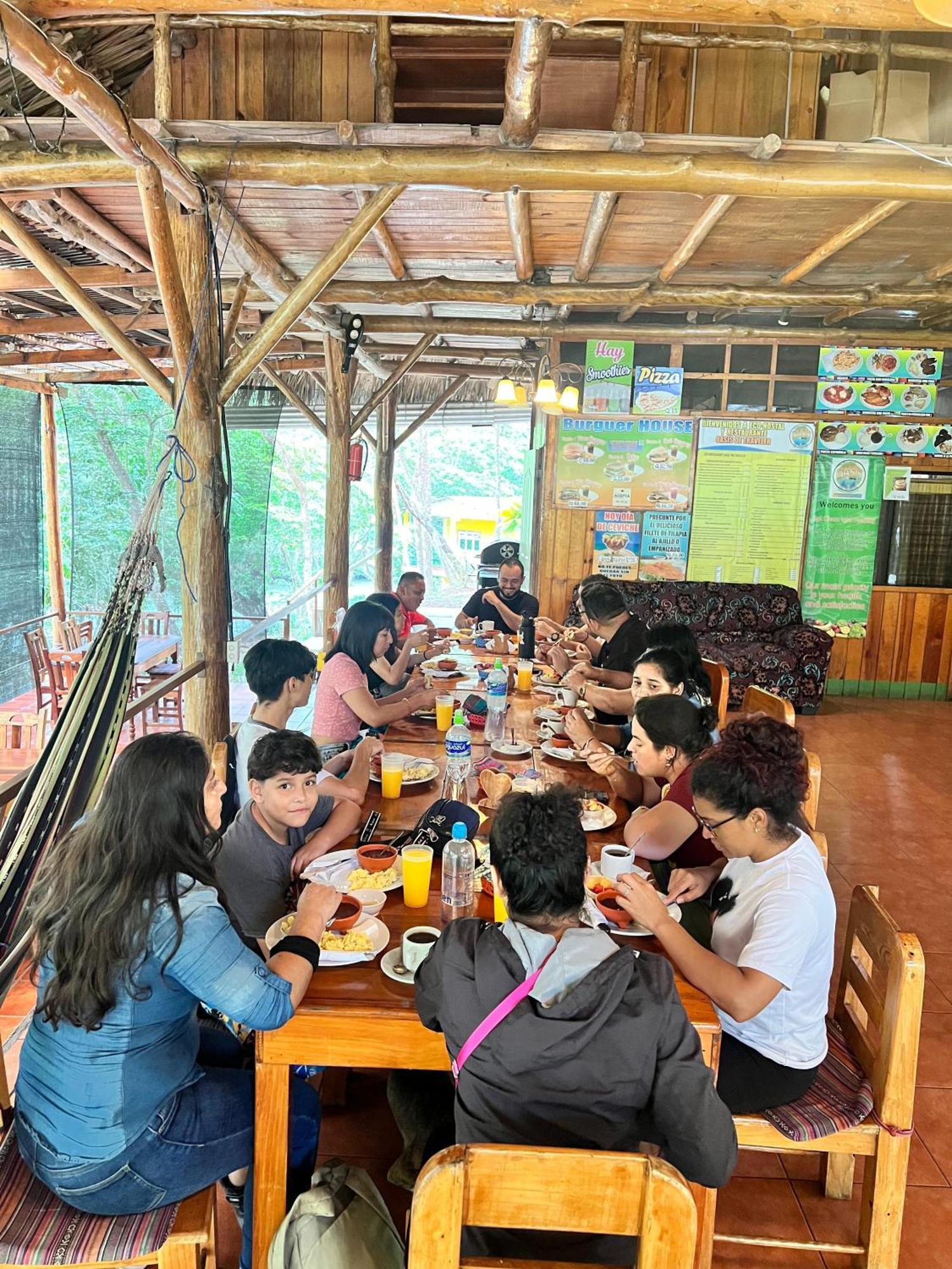 Oasis The Traveler Hostel Lanquin Ngoại thất bức ảnh